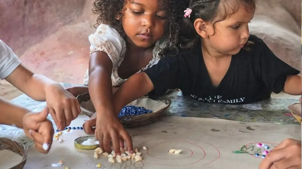 kids play beads